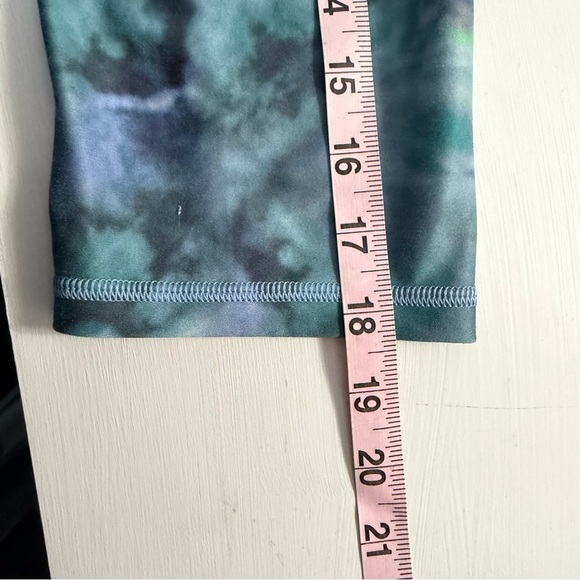 Athleta Blue and Green Tie-Dye Capri Leggings Size Medium 41888 - Picture 13 of 14